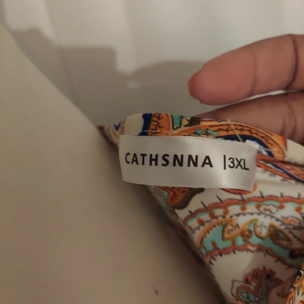 NWOT Cold Shoulder style top - Picture 6 of 6